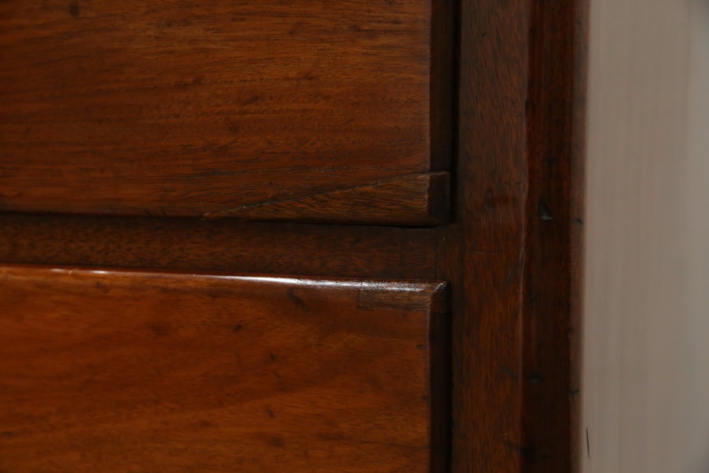 イギリスアンティーク　マホガニー材　ガラスの取っ手が目を惹くチェスト　(R-073696)