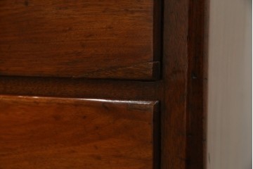 イギリスアンティーク　マホガニー材　ガラスの取っ手が目を惹くチェスト　(R-073696)