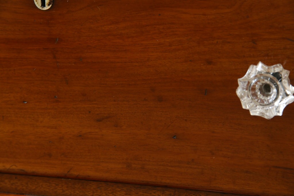 イギリスアンティーク　マホガニー材　ガラスの取っ手が目を惹くチェスト　(R-073696)