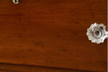 イギリスアンティーク　マホガニー材　ガラスの取っ手が目を惹くチェスト　(R-073696)