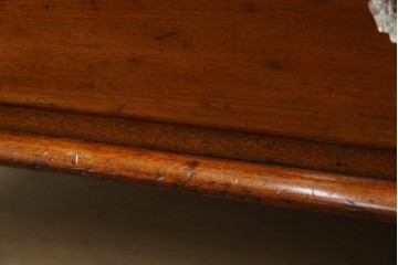 イギリスアンティーク　マホガニー材　ガラスの取っ手が目を惹くチェスト　(R-073696)