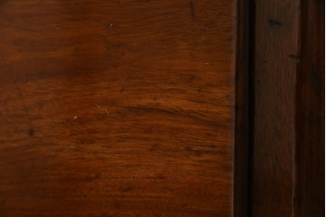 イギリスアンティーク　マホガニー材　ガラスの取っ手が目を惹くチェスト　(R-073696)