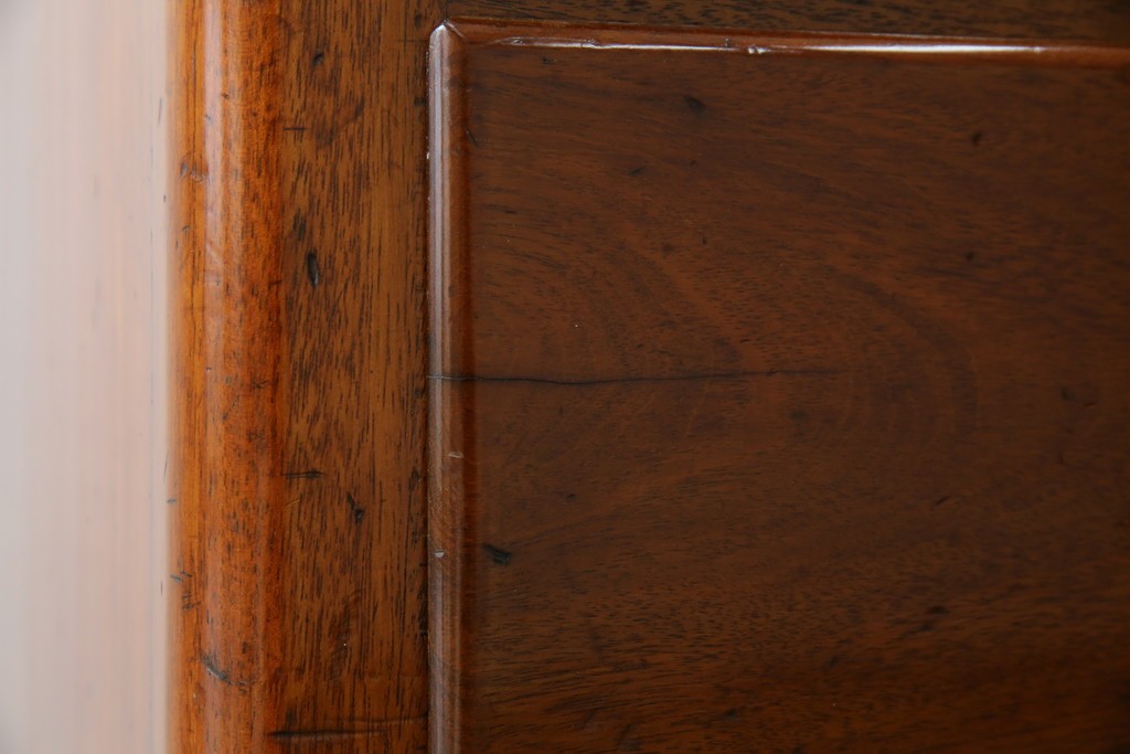 イギリスアンティーク　マホガニー材　ガラスの取っ手が目を惹くチェスト　(R-073696)