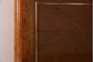 イギリスアンティーク　マホガニー材　ガラスの取っ手が目を惹くチェスト　(R-073696)