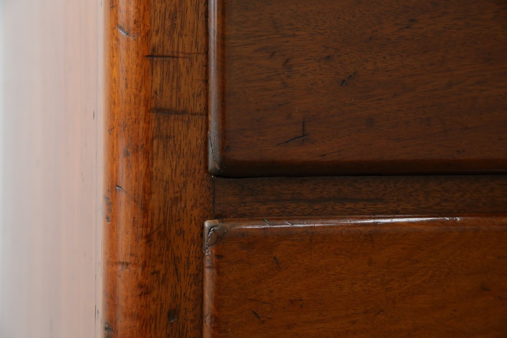 イギリスアンティーク　マホガニー材　ガラスの取っ手が目を惹くチェスト　(R-073696)