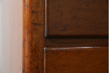 イギリスアンティーク　マホガニー材　ガラスの取っ手が目を惹くチェスト　(R-073696)