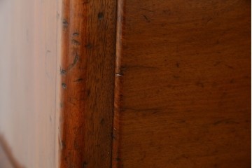 イギリスアンティーク　マホガニー材　ガラスの取っ手が目を惹くチェスト　(R-073696)