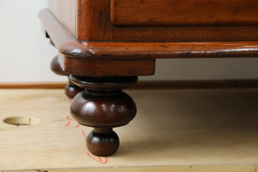 イギリスアンティーク　マホガニー材　ガラスの取っ手が目を惹くチェスト　(R-073696)