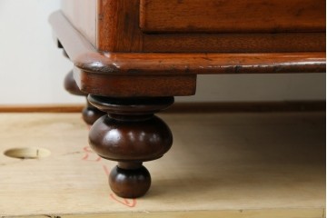 イギリスアンティーク　マホガニー材　ガラスの取っ手が目を惹くチェスト　(R-073696)