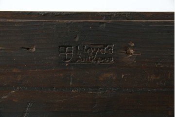 イギリスアンティーク　マホガニー材　ガラスの取っ手が目を惹くチェスト　(R-073696)