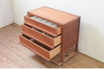 ビンテージ　チーク材　明るい木の色味が魅力!!お部屋のアクセントにおすすめのチェスト(引き出し、サイドチェスト、ヴィンテージ)(R-073703)