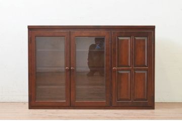 中古　美品　松本民芸家具　落ち着きのある佇まいが魅力的なサイドボード(収納棚、戸棚、飾り棚、食器棚、サイドキャビネット)(R-073710)