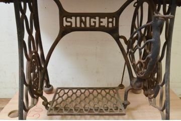 ジャンク品　イギリスアンティーク　SINGER(シンガー)社　置くだけでお洒落な空間に!ディスプレイにおすすめの足踏みミシン(シンガーミシン、ミシンテーブル、ミシン台、工業用ミシン、作業台、ディスプレイ)(R-073716)