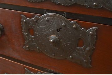 和製アンティーク　前面欅(ケヤキ)材　重厚感ある佇まいと金具の立派な仙台箪笥(和箪笥、収納箪笥、衣装箪笥、整理箪笥、チェスト、引き出し)(R-073720)