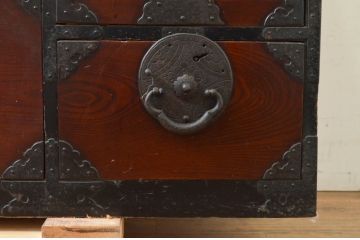 和製アンティーク　前面欅(ケヤキ)材　重厚感ある佇まいと金具の立派な仙台箪笥(和箪笥、収納箪笥、衣装箪笥、整理箪笥、チェスト、引き出し)(R-073720)