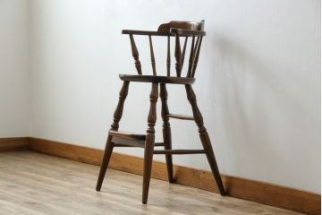 和製ビンテージ　飛騨産業　キツツキマーク　しっかりとした作りが嬉しいベビーチェア(チャイルドチェア、キッズチェア、アームチェア、ダイニングチェア、板座チェア、こども椅子、子どもイス、ヴィンテージ)(R-073726)