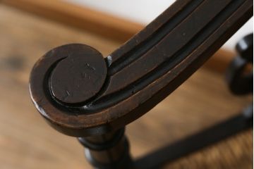 イギリスアンティーク　マホガニー材　背面の意匠とクラシカルなデザインがおしゃれなコーナーラッシチェア(コーナーチェア、ダイニングチェア、アームチェア、椅子、イス、英国)(R-073730)