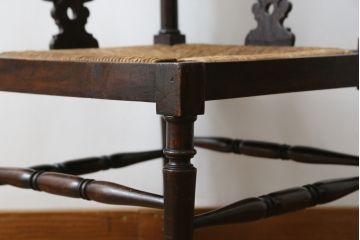 イギリスアンティーク　マホガニー材　背面の意匠とクラシカルなデザインがおしゃれなコーナーラッシチェア(コーナーチェア、ダイニングチェア、アームチェア、椅子、イス、英国)(R-073730)
