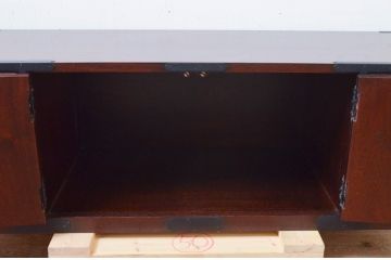 中古　アンティーク調　重厚感ある佇まいと金具の立派なローボード(テレビ台、テレビボード、収納箪笥、衣装箪笥、和タンス、引き出し、ローチェスト)(R-073731)