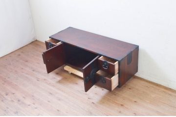 中古　アンティーク調　重厚感ある佇まいと金具の立派なローボード(テレビ台、テレビボード、収納箪笥、衣装箪笥、和タンス、引き出し、ローチェスト)(R-073731)