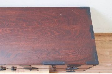 中古　アンティーク調　重厚感ある佇まいと金具の立派なローボード(テレビ台、テレビボード、収納箪笥、衣装箪笥、和タンス、引き出し、ローチェスト)(R-073731)