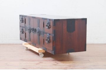中古　アンティーク調　重厚感ある佇まいと金具の立派なローボード(テレビ台、テレビボード、収納箪笥、衣装箪笥、和タンス、引き出し、ローチェスト)(R-073731)