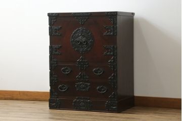 中古　岩谷堂箪笥　桜木作　深い木の色味と存在感のある鋲付金具が魅力的な小箪笥(小タンス、収納箪笥、整理箪笥、小物収納)(R-073734)