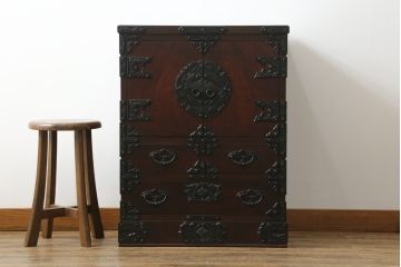 中古　岩谷堂箪笥　桜木作　深い木の色味と存在感のある鋲付金具が魅力的な小箪笥(小タンス、収納箪笥、整理箪笥、小物収納)(R-073734)