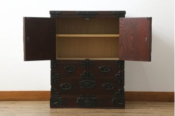 中古　岩谷堂箪笥　桜木作　深い木の色味と存在感のある鋲付金具が魅力的な小箪笥(小タンス、収納箪笥、整理箪笥、小物収納)(R-073734)