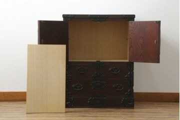中古　岩谷堂箪笥　桜木作　深い木の色味と存在感のある鋲付金具が魅力的な小箪笥(小タンス、収納箪笥、整理箪笥、小物収納)(R-073734)