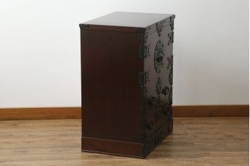 中古　岩谷堂箪笥　桜木作　深い木の色味と存在感のある鋲付金具が魅力的な小箪笥(小タンス、収納箪笥、整理箪笥、小物収納)(R-073734)