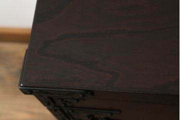 中古　岩谷堂箪笥　桜木作　深い木の色味と存在感のある鋲付金具が魅力的な小箪笥(小タンス、収納箪笥、整理箪笥、小物収納)(R-073734)