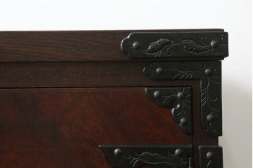 中古　岩谷堂箪笥　桜木作　深い木の色味と存在感のある鋲付金具が魅力的な小箪笥(小タンス、収納箪笥、整理箪笥、小物収納)(R-073734)