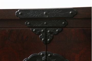 中古　岩谷堂箪笥　桜木作　深い木の色味と存在感のある鋲付金具が魅力的な小箪笥(小タンス、収納箪笥、整理箪笥、小物収納)(R-073734)