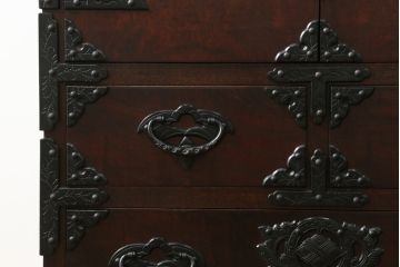 中古　岩谷堂箪笥　桜木作　深い木の色味と存在感のある鋲付金具が魅力的な小箪笥(小タンス、収納箪笥、整理箪笥、小物収納)(R-073734)