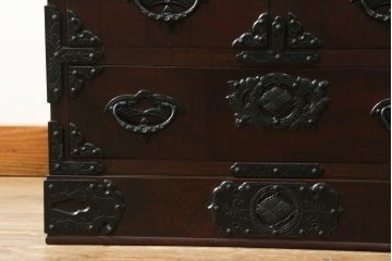 中古　岩谷堂箪笥　桜木作　深い木の色味と存在感のある鋲付金具が魅力的な小箪笥(小タンス、収納箪笥、整理箪笥、小物収納)(R-073734)