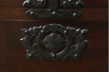 中古　岩谷堂箪笥　桜木作　深い木の色味と存在感のある鋲付金具が魅力的な小箪笥(小タンス、収納箪笥、整理箪笥、小物収納)(R-073734)