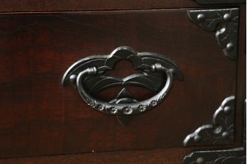 中古　岩谷堂箪笥　桜木作　深い木の色味と存在感のある鋲付金具が魅力的な小箪笥(小タンス、収納箪笥、整理箪笥、小物収納)(R-073734)