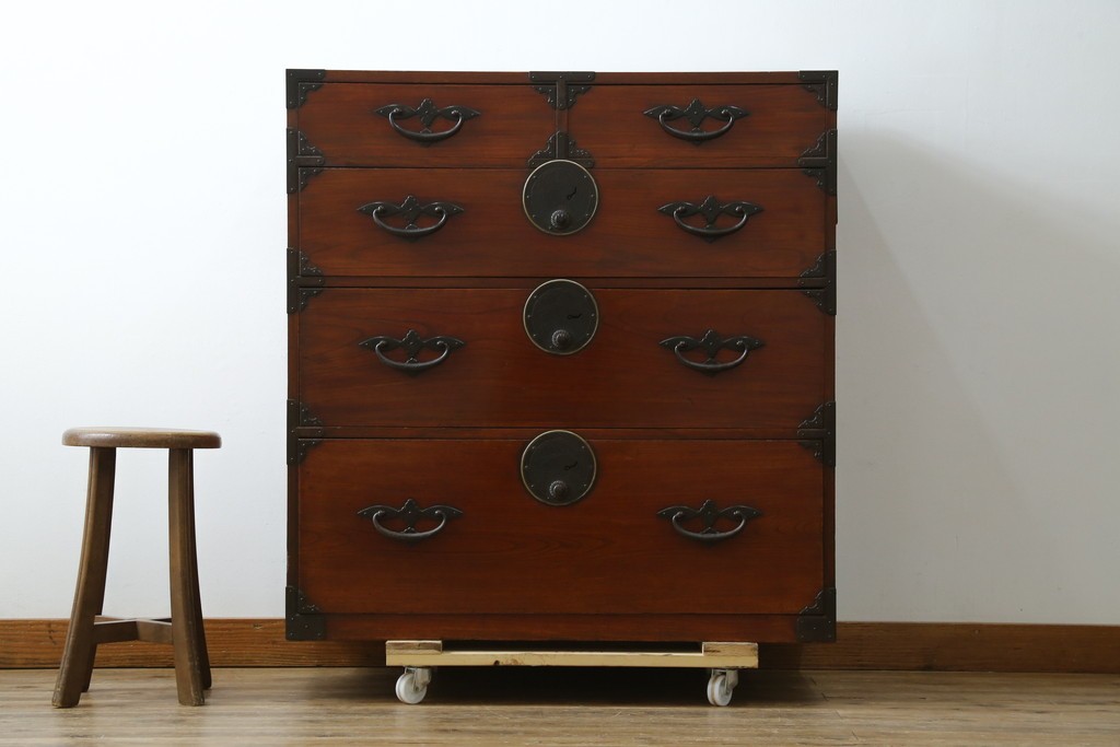 和製アンティーク　上手物!!　総欅(ケヤキ)材　特注金具　シンプルながら上質な時代箪笥　(R-073735)