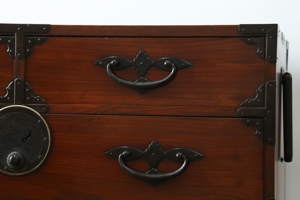 和製アンティーク　上手物!!　総欅(ケヤキ)材　特注金具　シンプルながら上質な時代箪笥　(R-073735)