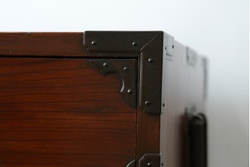 和製アンティーク　上手物!!　総欅(ケヤキ)材　特注金具　シンプルながら上質な時代箪笥　(R-073735)