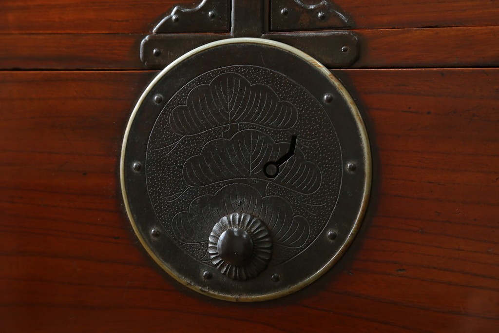 和製アンティーク　上手物!!　総欅(ケヤキ)材　特注金具　シンプルながら上質な時代箪笥　(R-073735)