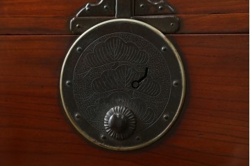 和製アンティーク　上手物!!　総欅(ケヤキ)材　特注金具　シンプルながら上質な時代箪笥　(R-073735)