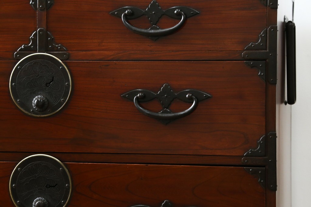 和製アンティーク　上手物!!　総欅(ケヤキ)材　特注金具　シンプルながら上質な時代箪笥　(R-073735)