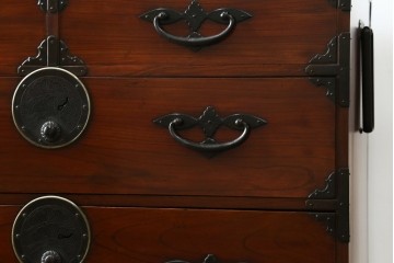 和製アンティーク　上手物!!　総欅(ケヤキ)材　特注金具　シンプルながら上質な時代箪笥　(R-073735)