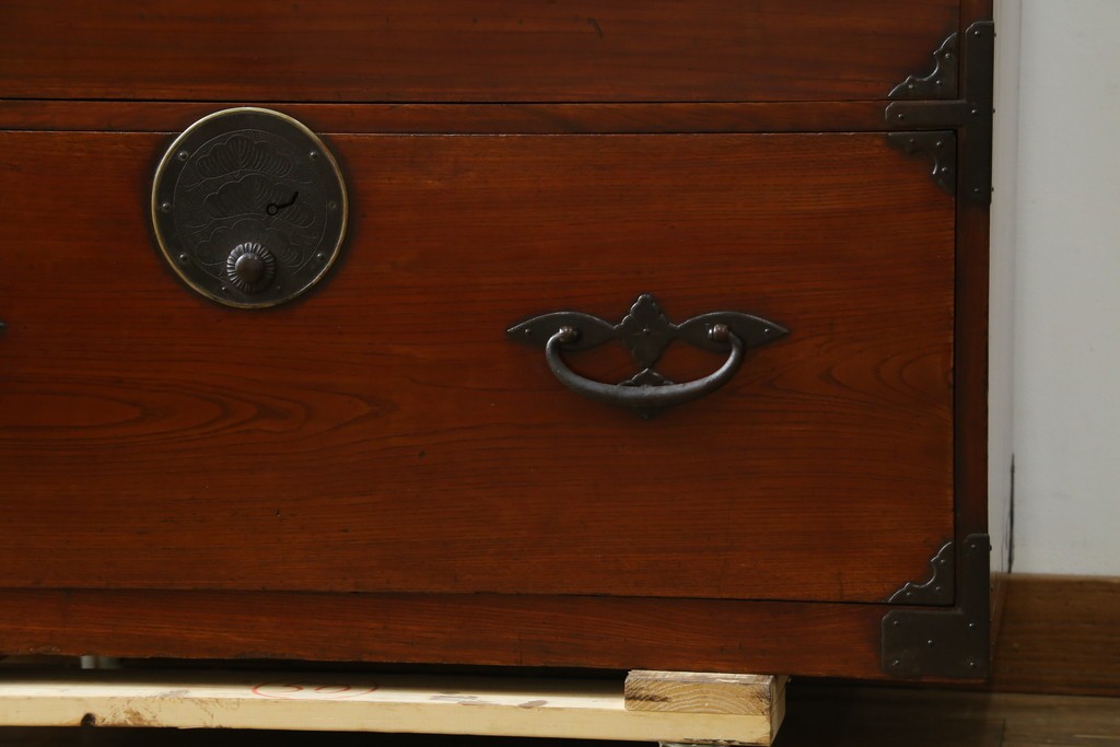 和製アンティーク　上手物!!　総欅(ケヤキ)材　特注金具　シンプルながら上質な時代箪笥　(R-073735)