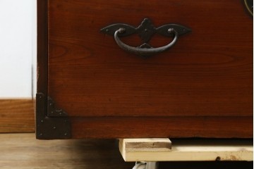 和製アンティーク　上手物!!　総欅(ケヤキ)材　特注金具　シンプルながら上質な時代箪笥　(R-073735)