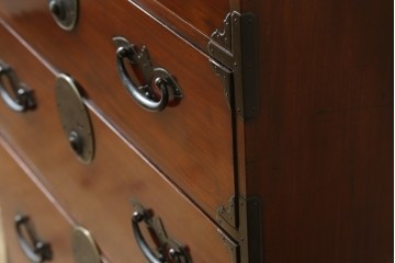 和製アンティーク　上手物!!　総欅(ケヤキ)材　特注金具　シンプルながら上質な時代箪笥　(R-073735)
