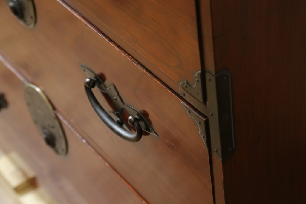 和製アンティーク　上手物!!　総欅(ケヤキ)材　特注金具　シンプルながら上質な時代箪笥　(R-073735)