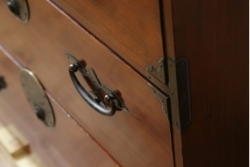 和製アンティーク　上手物!!　総欅(ケヤキ)材　特注金具　シンプルながら上質な時代箪笥　(R-073735)